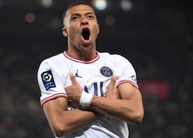 足球欧冠最佳球员票选开启，众星入围（足球欧冠最佳球员评选启动，群星云集入围）