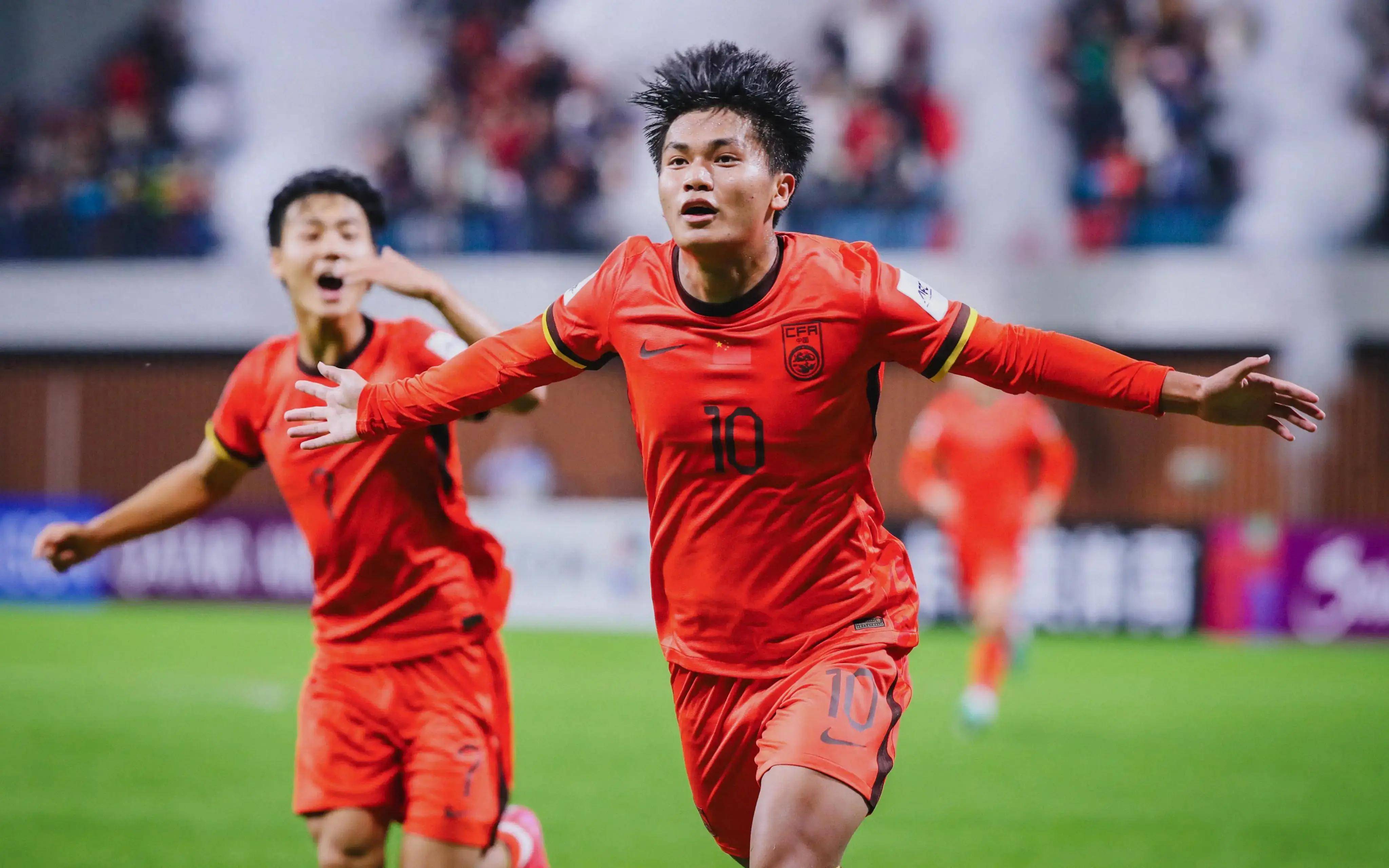 海港不会三连冠不思进取！ 连续两年被申花追着 其实硬实力还是不够（海港冲击三连冠乏力：连续两年被申花紧追，硬实力仍显不足）