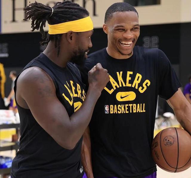 韩足晚报（2025.11.14）完胜，韩国拿到关键胜利（韩足晚报（2025.11.14）：韩国完胜拿下关键三分）