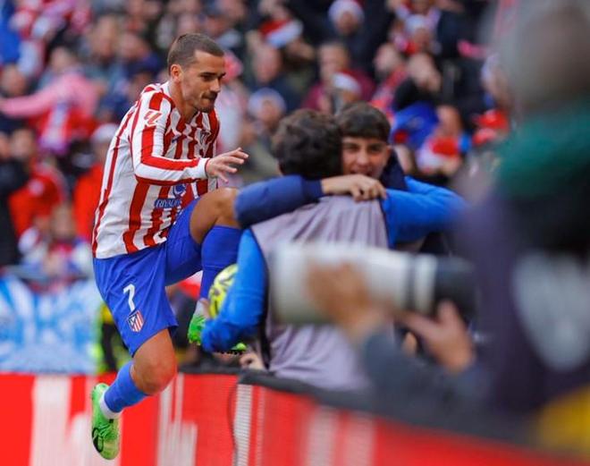 曼联在关键比赛中表现不佳，换人失误导致防守漏洞，边路优势被对手逆转，整体表现令球迷不满。（关键战曼联失色：换人失策致防线出漏洞，边路遭反制，整体表现引发球迷不满）