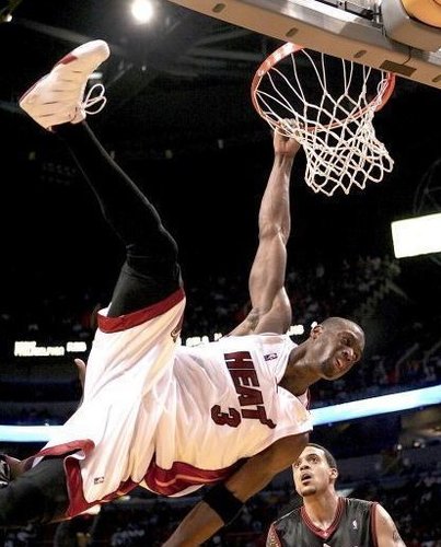 墨西哥一处世界杯训练场地状况百出：一角长满了树，边线是弯的（墨西哥一世界杯训练场问题频出：角落长树、边线不直）